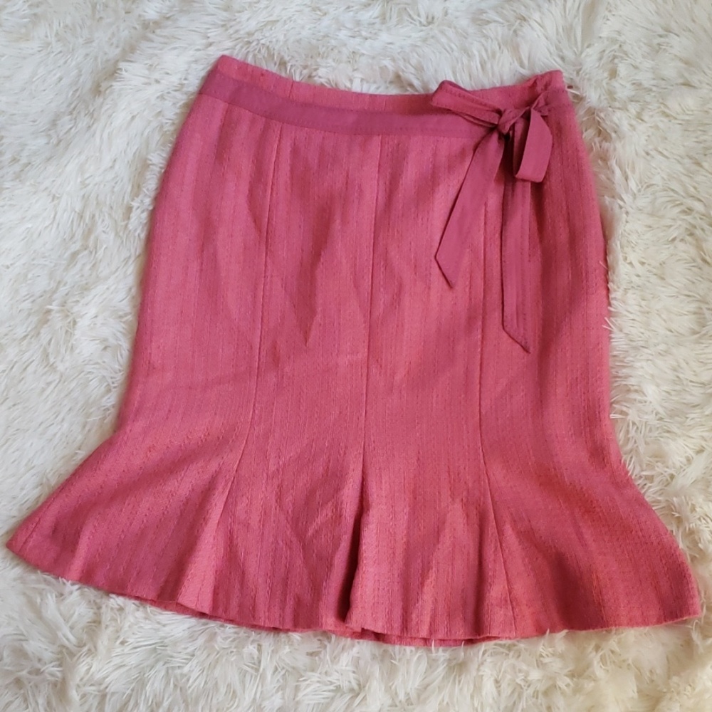 Beautiful skirt with a bow and has a side zipper
